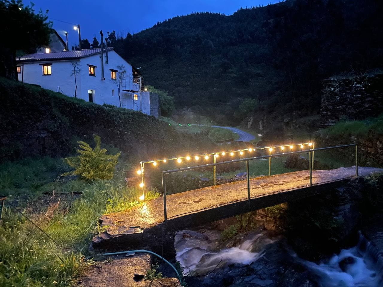 Stream and bridge at Foz da Cova